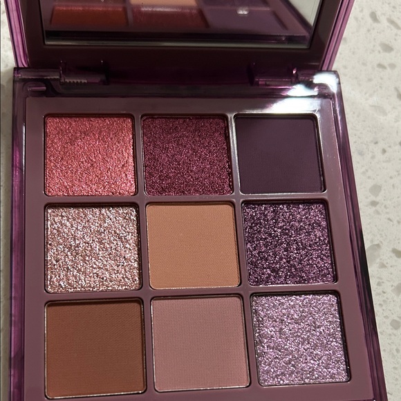 HUDA BEAUTY Vibrant Pink and Purple Eyeshadow Palette - Picture 6 of 7